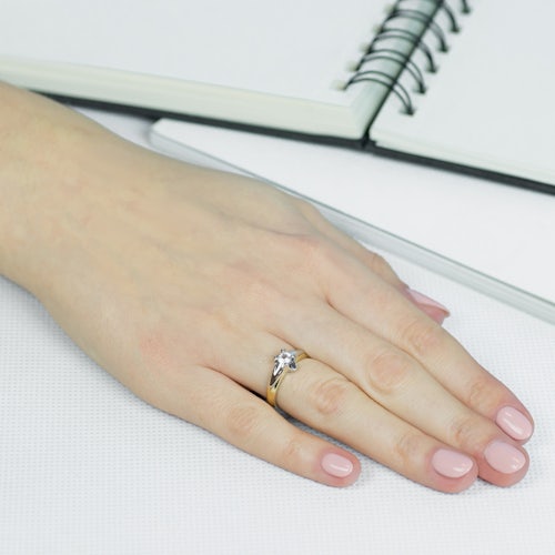 Pierścionek zaręczynowy SAVICKI: dwukolorowe złoto, biały szafir